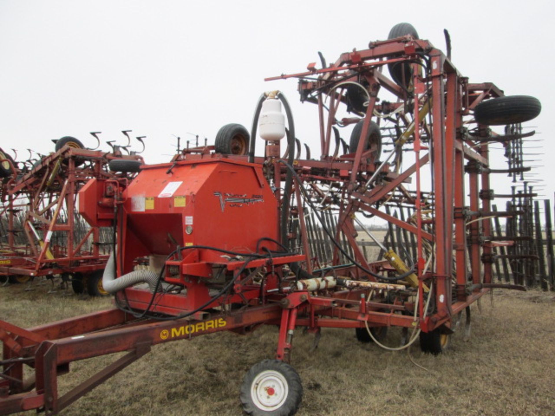 45' Morris CP-743 DT cult w/ Valmar 2420 applicator, 4 bar harrows - Image 8 of 10