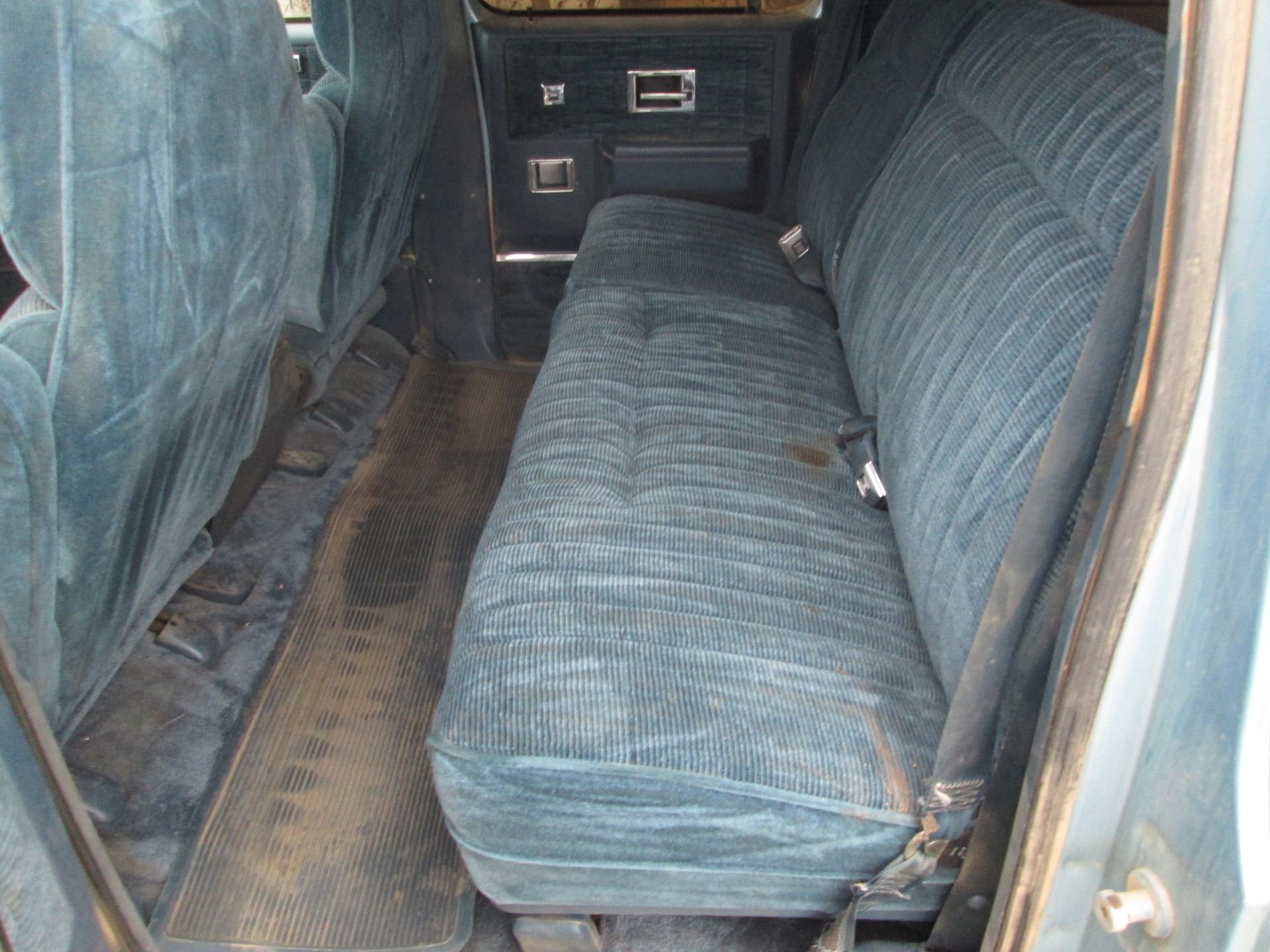 1987 Chev 1500 Suburban, Silverado, 3 row seating, showing 106,385 km, 2WD, 350 eng, auto, A/T/C - Image 4 of 5