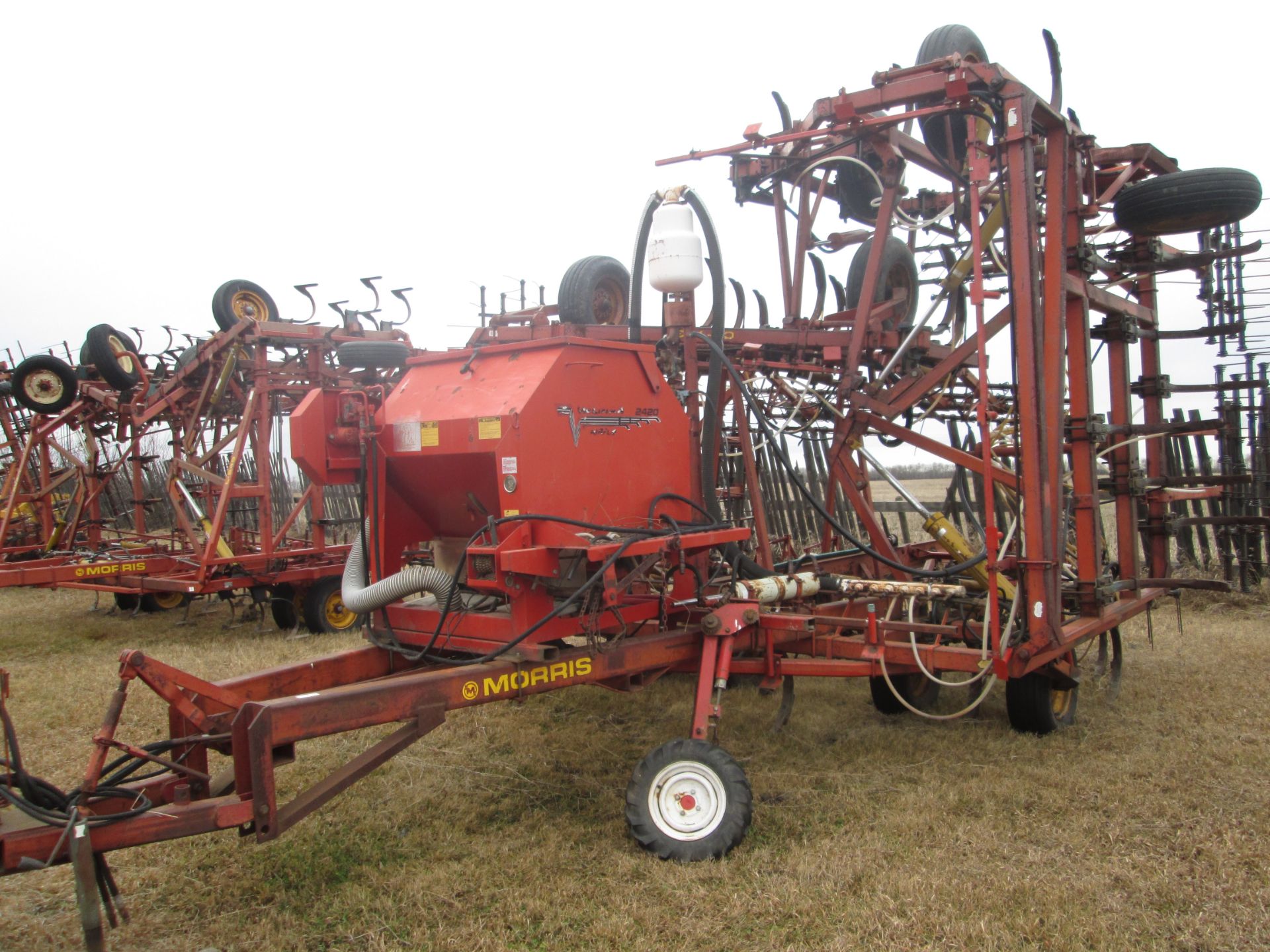 45' Morris CP-743 DT cult w/ Valmar 2420 applicator, 4 bar harrows - Image 2 of 10