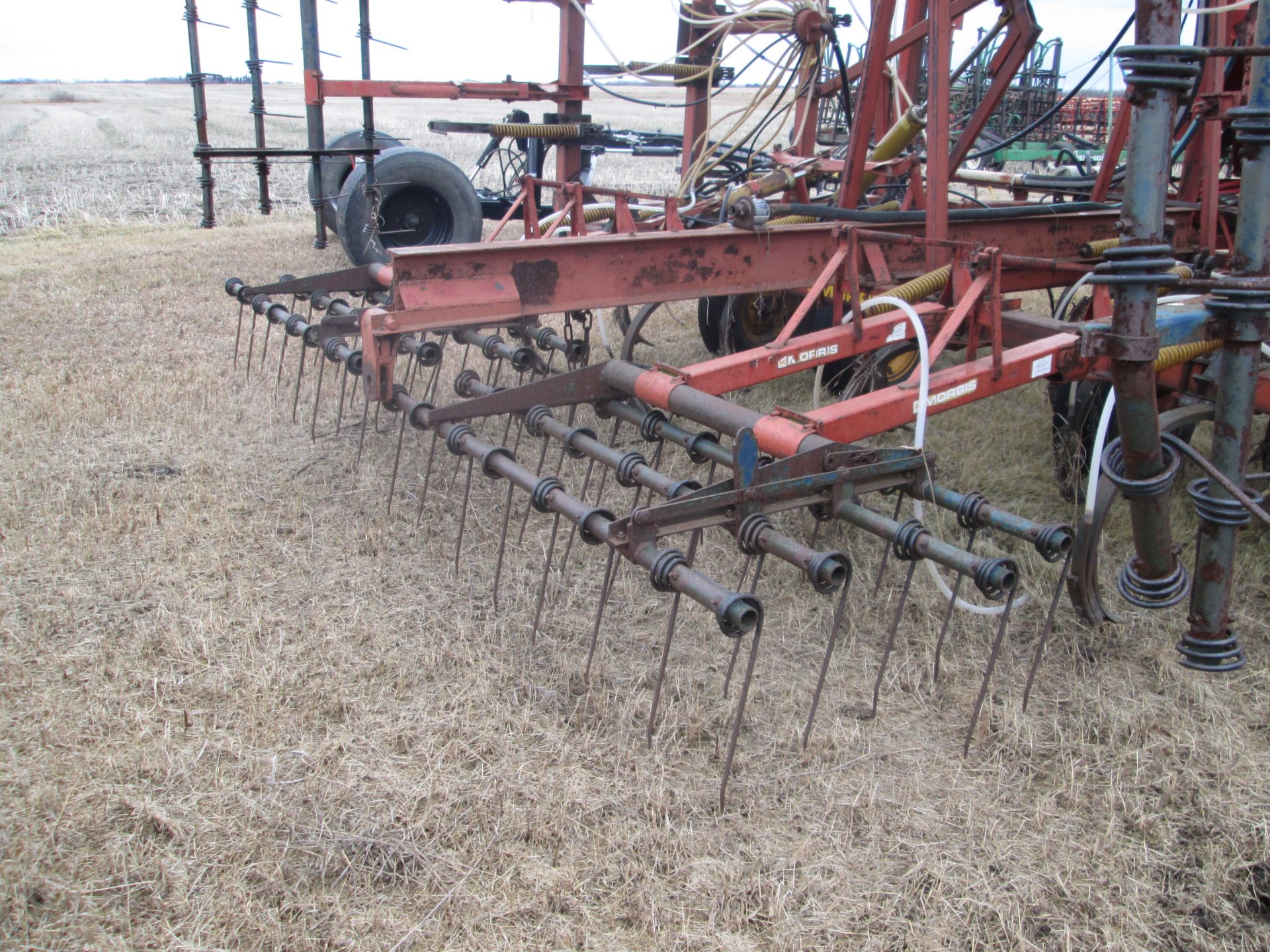 45' Morris CP-743 DT cult w/ Valmar 2420 applicator, 4 bar harrows - Image 5 of 10