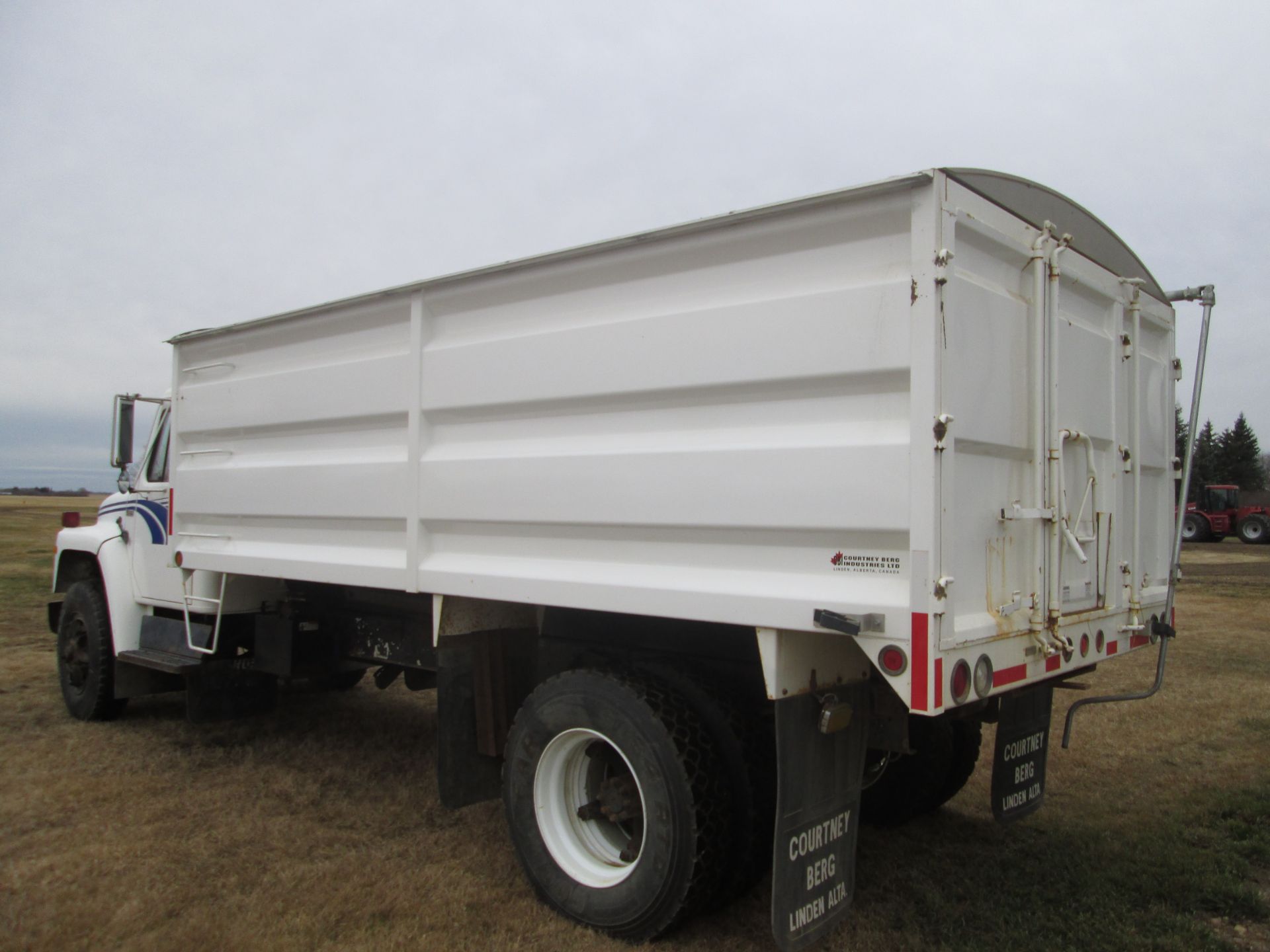 1981 IH S 1800 SA grain truck w/ 16' steel box & hoist (Courtney Berg), showing 125,553 km, 8 cyl - Image 6 of 9