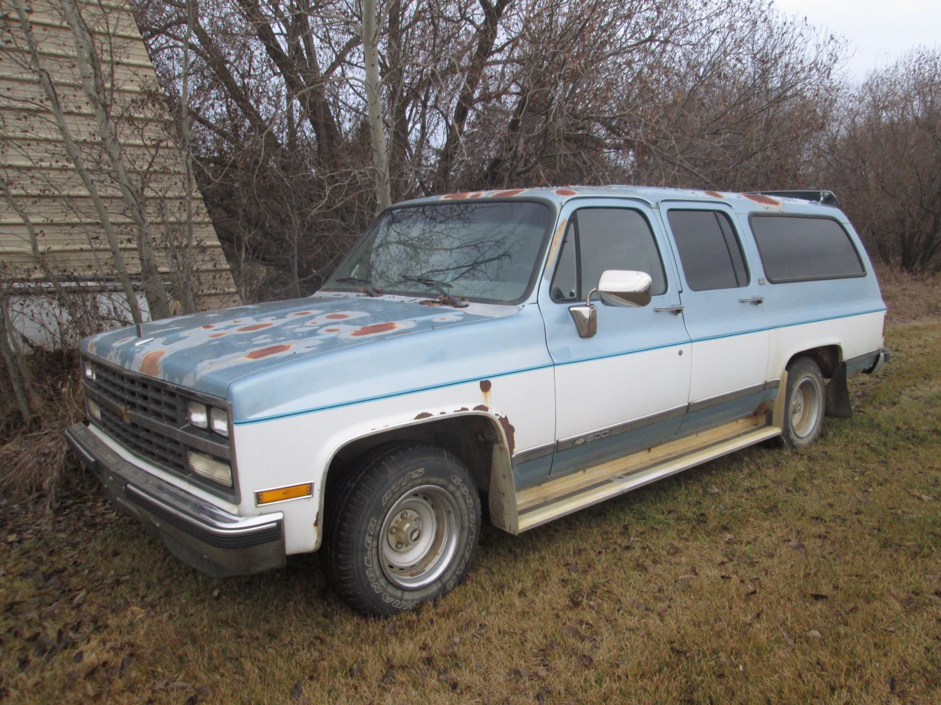 1987 Chev 1500 Suburban, Silverado, 3 row seating, showing 106,385 km, 2WD, 350 eng, auto, A/T/C - Image 2 of 5