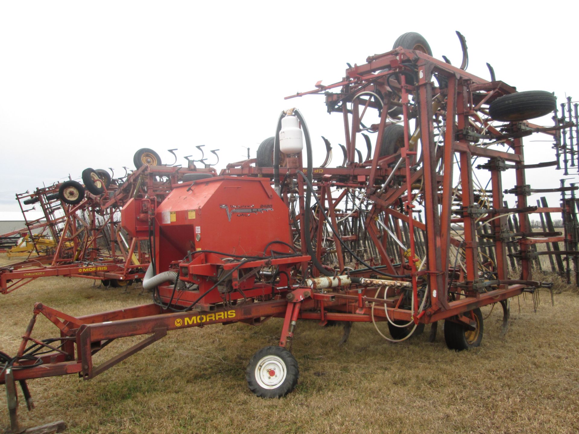 45' Morris CP-743 DT cult w/ Valmar 2420 applicator, 4 bar harrows