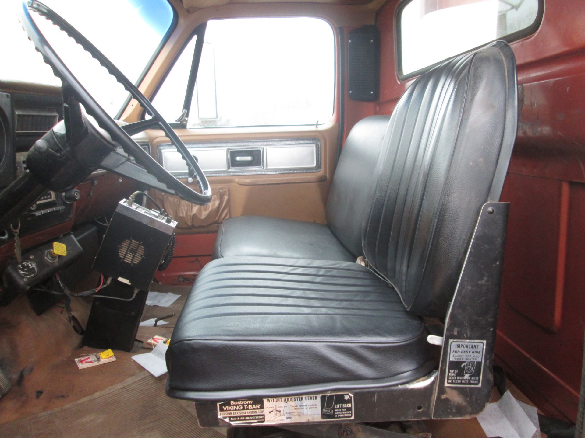 1979 GMC 7000 TA grain truck w/ 20' steel box & hoist (pole), auto trans, 427 gas eng (was rebuilt), - Image 9 of 10