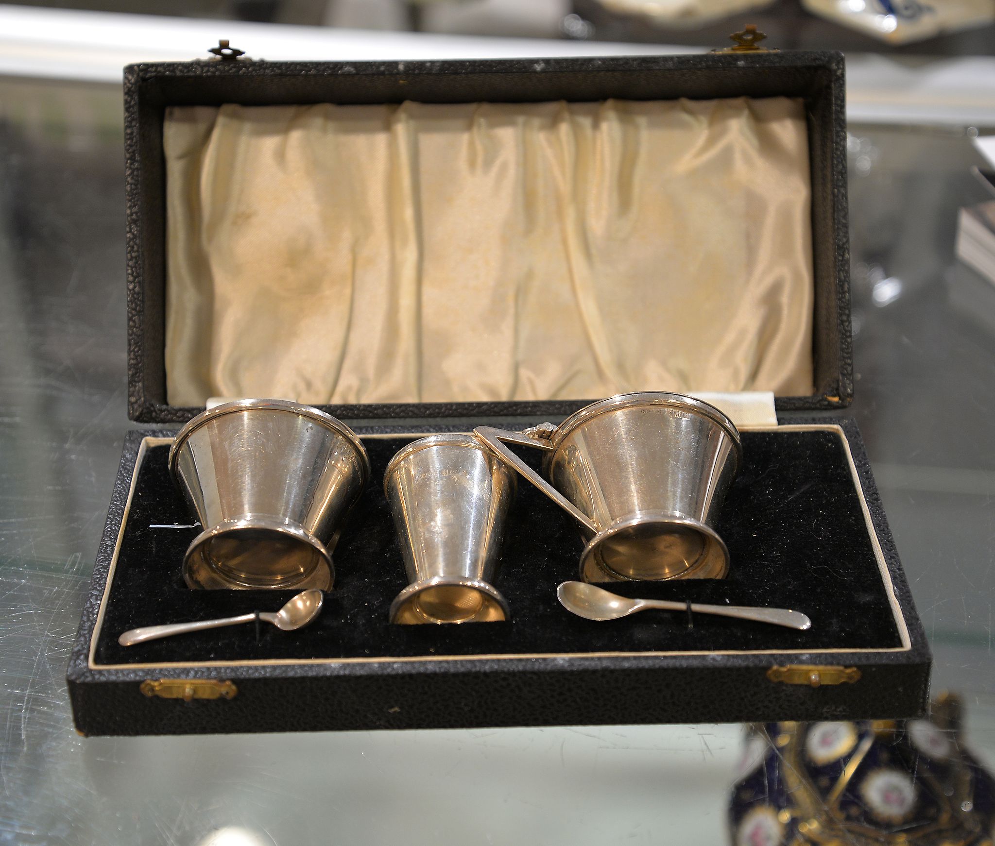 A collection of silver and silver plate, including a cased silver cruet set - Image 2 of 2