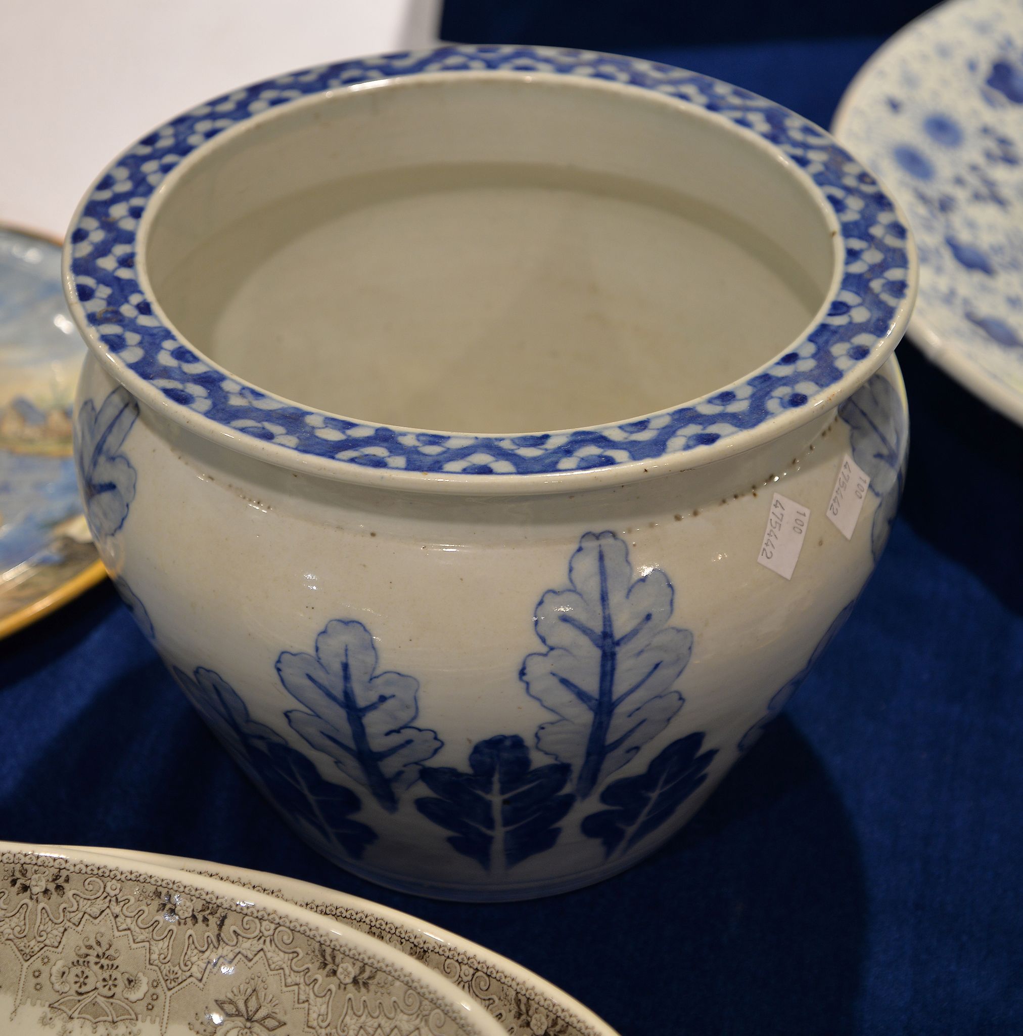 A Chinese blue & white jardinière