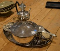 A collection of silver and silver plate, including a cased silver cruet set