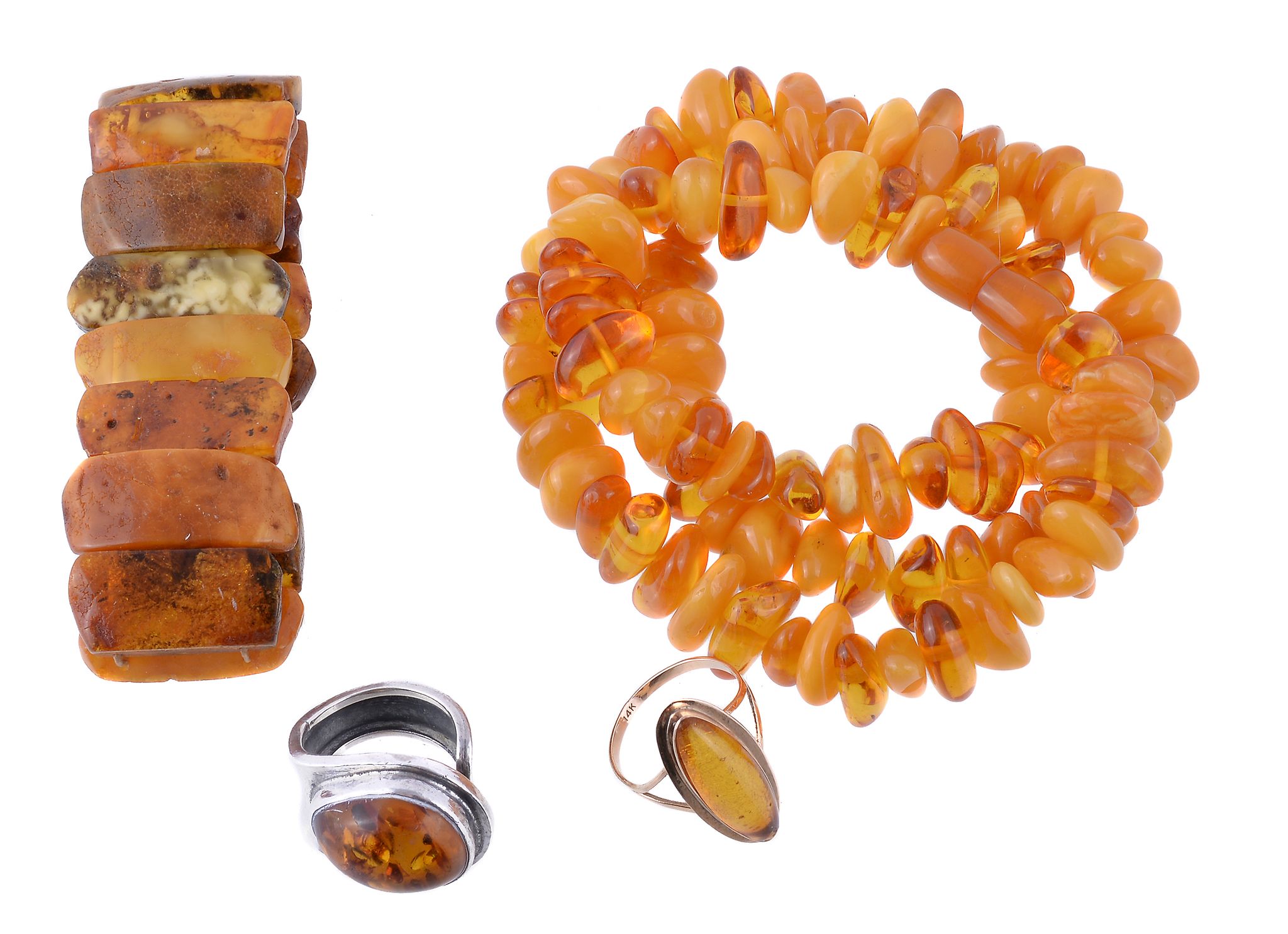 An amber bead necklace, composed with tumbled amber beads, with a screw clasp, 61cm long; together