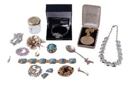 A selection of costume jewellery, to include: brooches; earrings; and other items