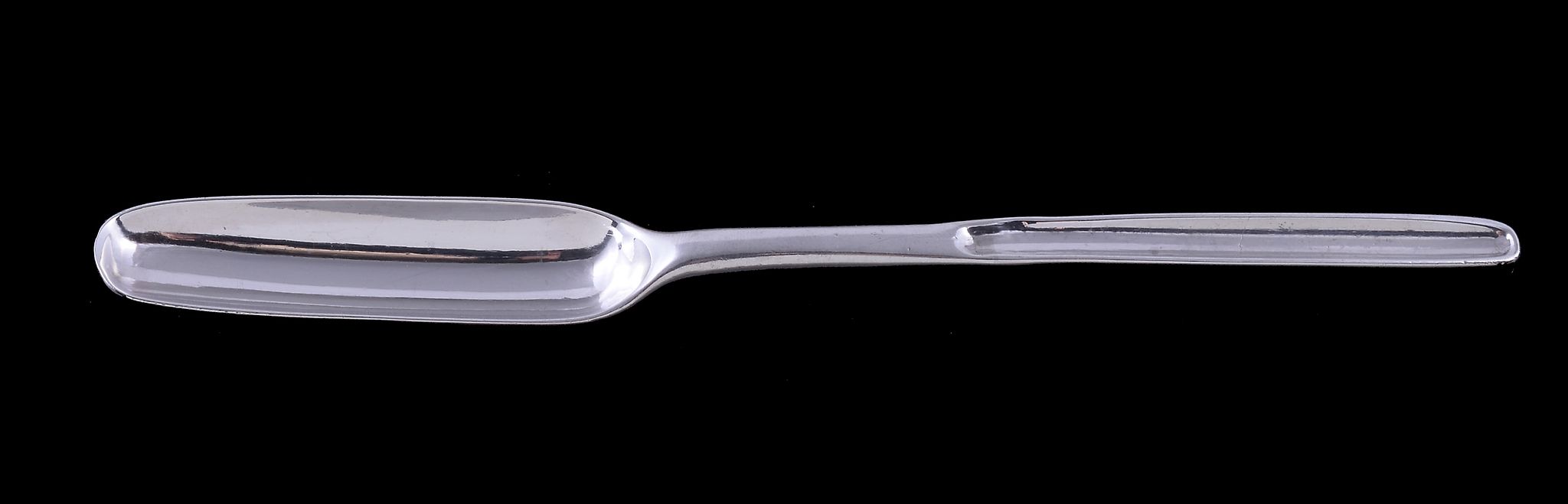 A George II silver marrow scoop, maker's mark D, London 1740, 20.5cm (8in) long, 44g (1.4 oz)