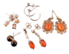 A small collection of jewellery items, to include a pair of cornelian flower head ear pendants; a