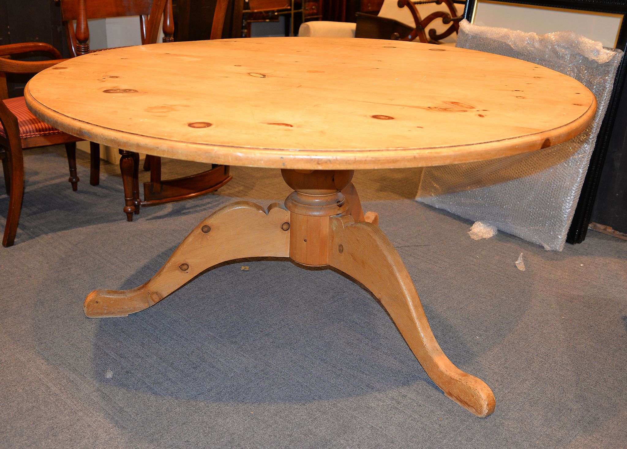 A pine circular dining table, 20th century, 149cm diameter