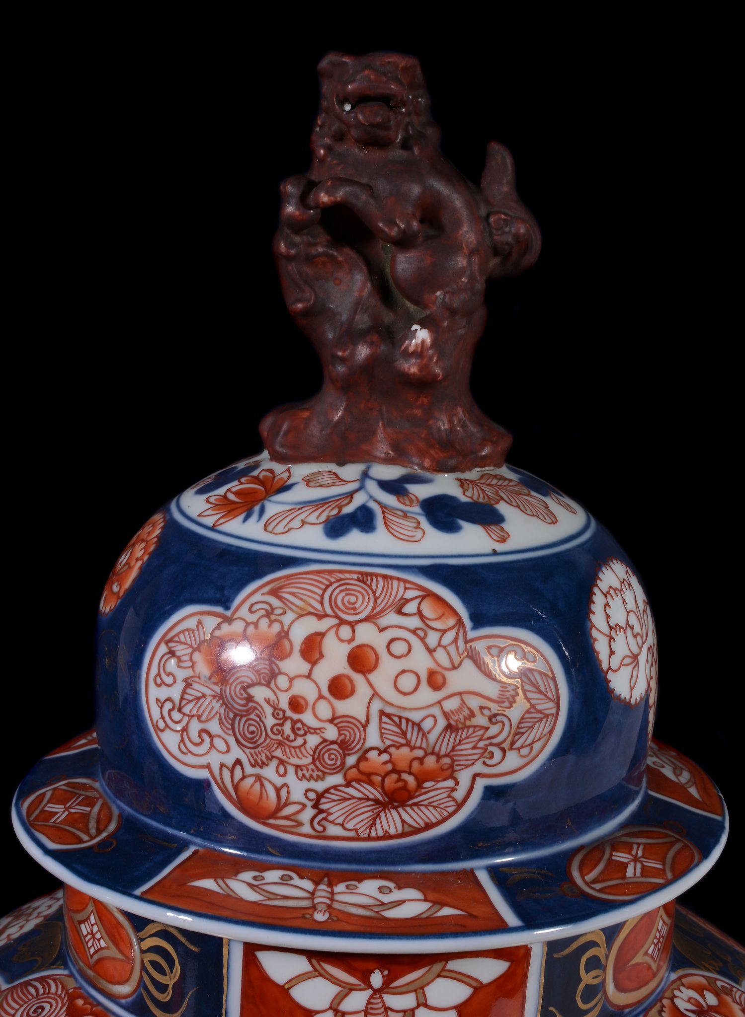 A pair of Imari style vases and covers, each of inverted baluster form rising to a cylindrical neck, - Image 3 of 4