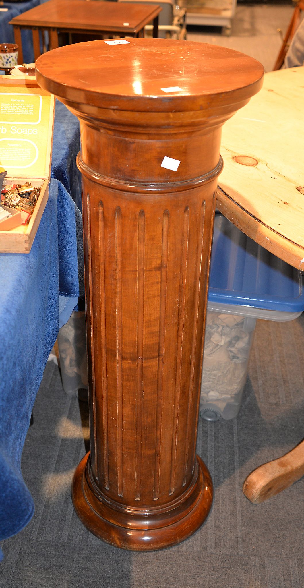 A mahogany fluted pedestal, 101cm high, 34cm diameter