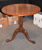 An oak circular occasional table in George III style, of recent manufacture, 79cm diameter