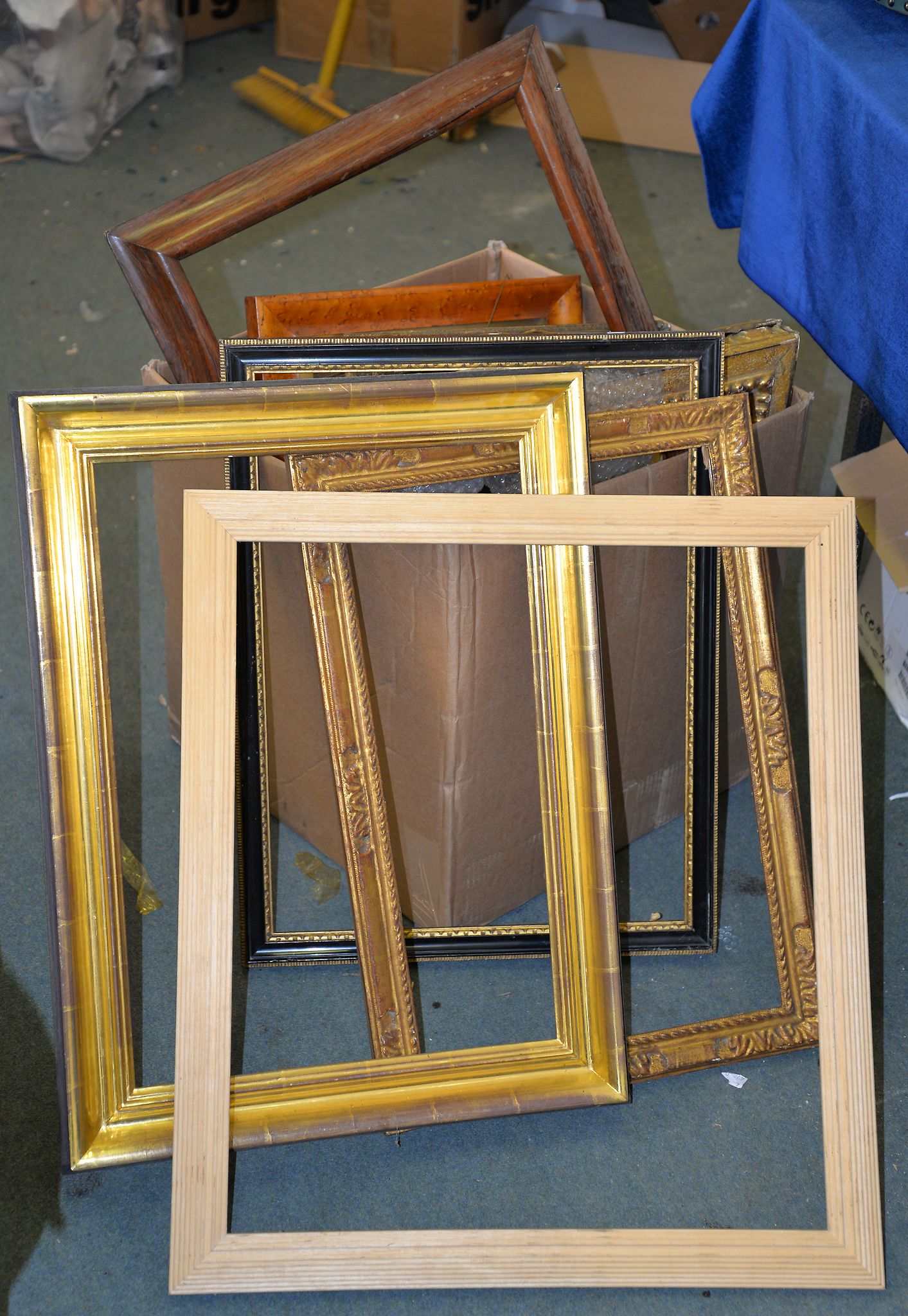 Ω A collection of thirteen various vacant picture frames to include a rosewood and a birds eye maple