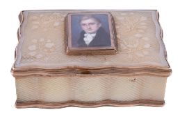 Ω An early 19th century mother of pearl table snuff box, probably French, shaped rectangular with