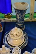 Three English pearlware blue and white octagonal chinoiserie plates in Chinese Export style; two