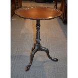 A mahogany tripod table in George III Irish style, early 20th century, 70cm high, the top 53.5cm