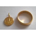 18ct Gold Band & Pendant