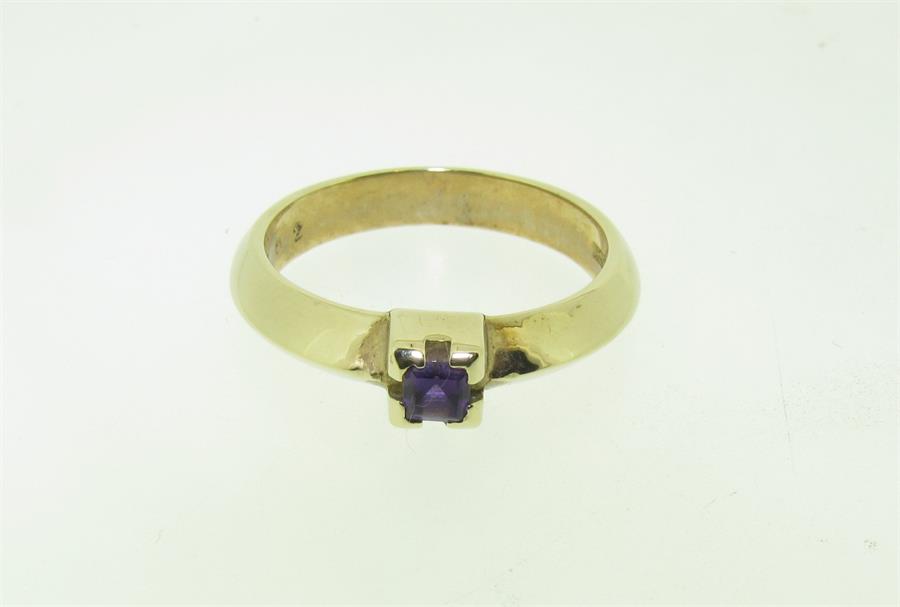 9ct Yellow Gold Amethyst ring.