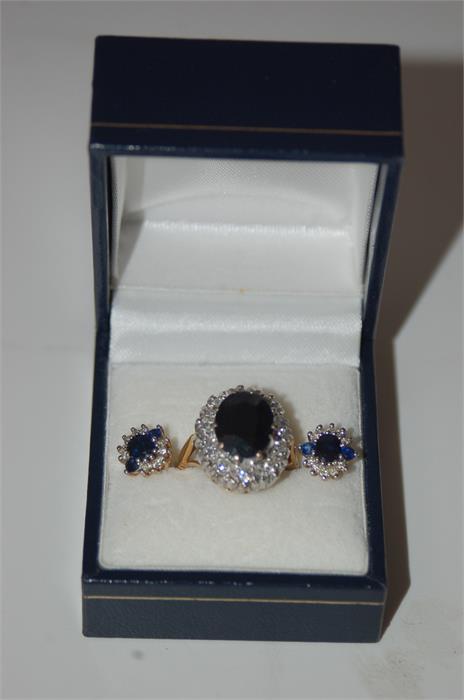 18 ct Gold/White Gold Dress Ring, Large Claw Set Sapphire Surrounded by Diamonds With Earrings. - Bild 4 aus 9
