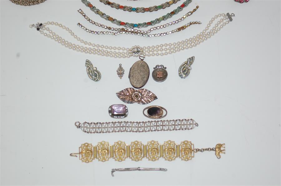 A Small Quantity of Vintage Costume Jewellery - Image 2 of 4