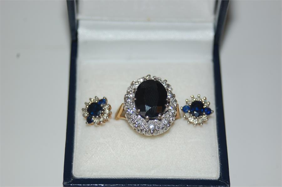 18 ct Gold/White Gold Dress Ring, Large Claw Set Sapphire Surrounded by Diamonds With Earrings. - Bild 5 aus 9