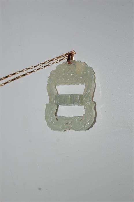 Vintage Green Jade Pendant on 9 Ct Gold Box Chain - Image 3 of 4