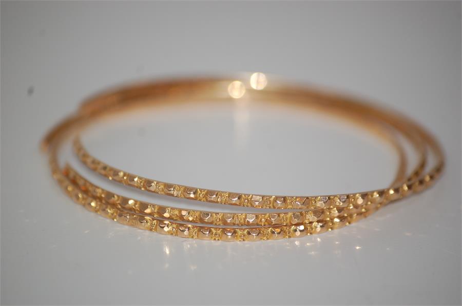 Three Persian Gold Bangles With Angular Cut Decoration Testing As 18 ct Plus - Bild 3 aus 4