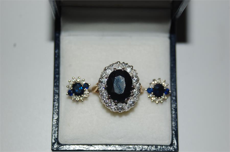 18 ct Gold/White Gold Dress Ring, Large Claw Set Sapphire Surrounded by Diamonds With Earrings. - Bild 3 aus 9