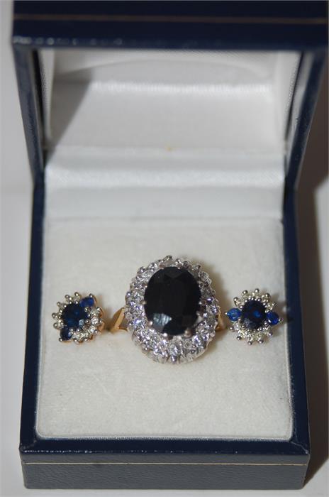 18 ct Gold/White Gold Dress Ring, Large Claw Set Sapphire Surrounded by Diamonds With Earrings. - Bild 6 aus 9