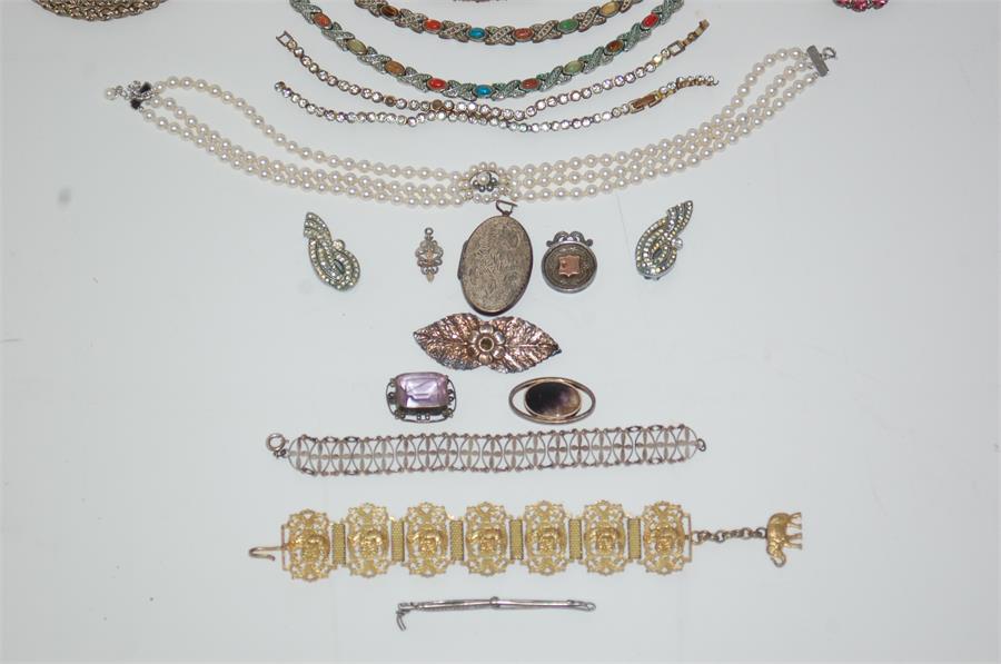 A Small Quantity of Vintage Costume Jewellery - Image 4 of 4