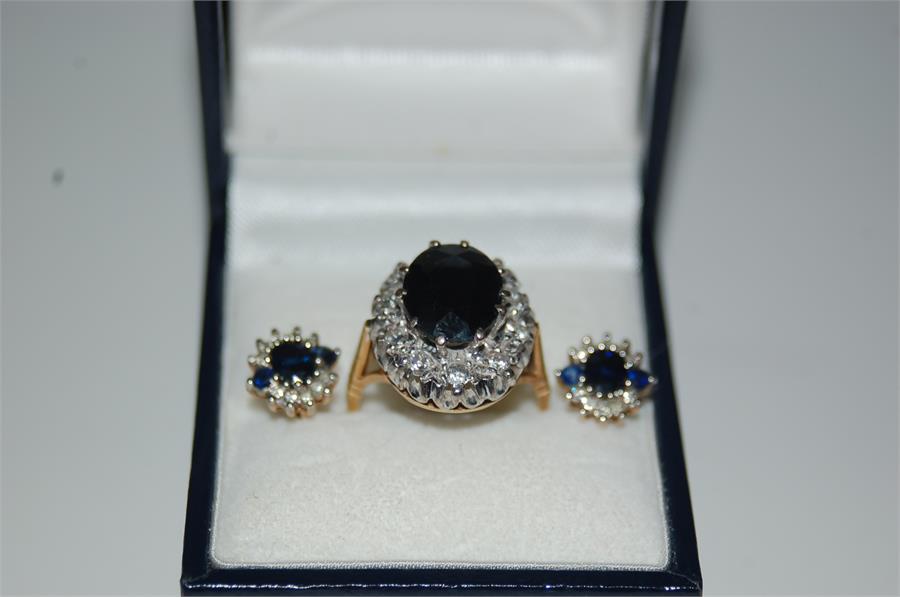 18 ct Gold/White Gold Dress Ring, Large Claw Set Sapphire Surrounded by Diamonds With Earrings. - Bild 2 aus 9