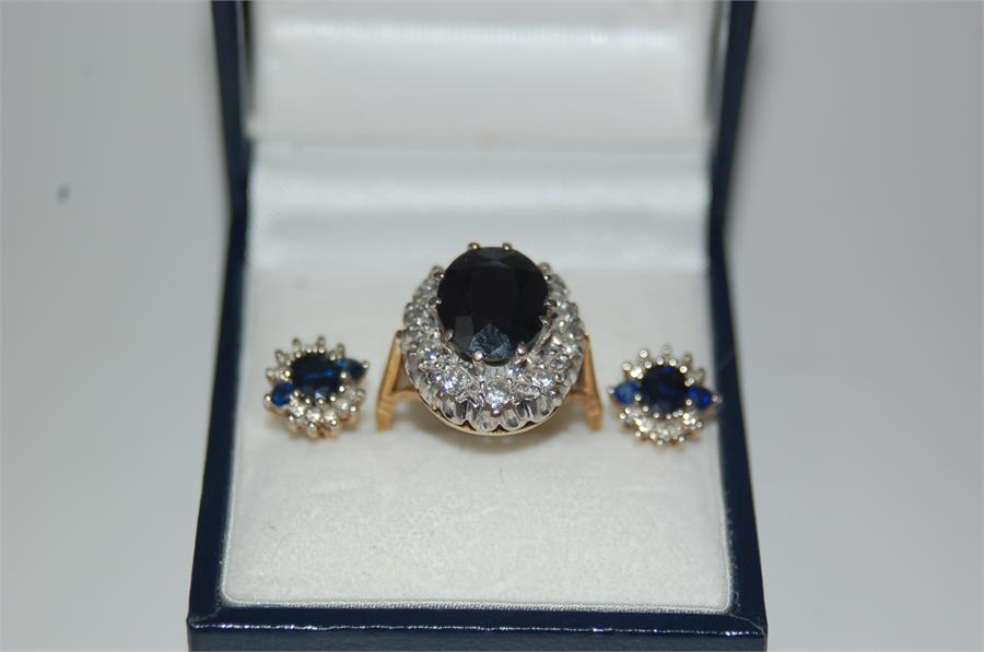 18 ct Gold/White Gold Dress Ring, Large Claw Set Sapphire Surrounded by Diamonds With Earrings. - Bild 9 aus 9
