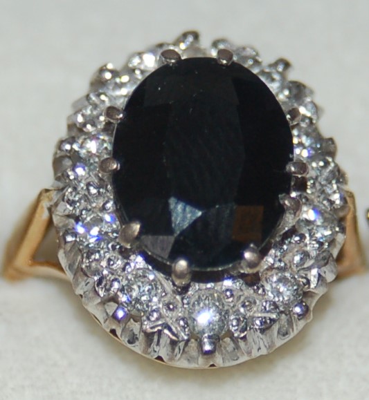 18 ct Gold/White Gold Dress Ring, Large Claw Set Sapphire Surrounded by Diamonds With Earrings. - Image 10 of 18