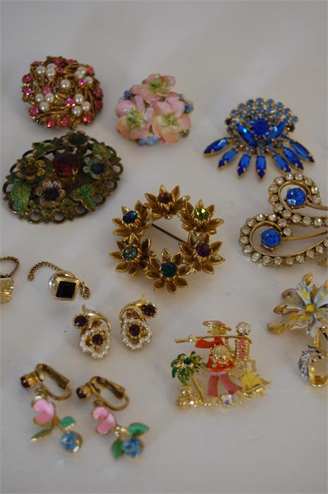 Miscellaneous Costume Jewelry including Brooches and Earrings - Image 3 of 4