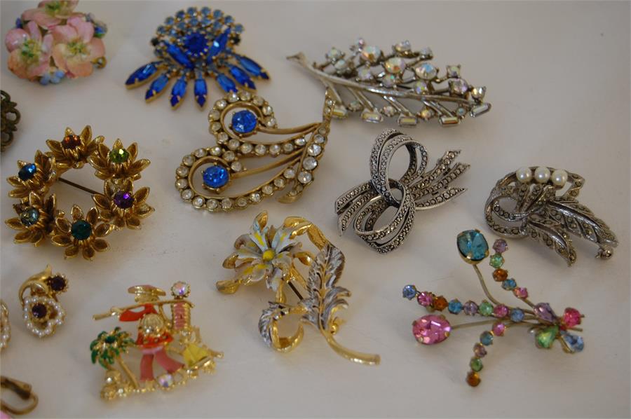 Miscellaneous Costume Jewelry including Brooches and Earrings - Image 4 of 4