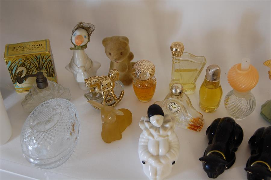 Large Collection of Vintage AVON Perfume and Aftershave Bottles (28) - Image 2 of 4