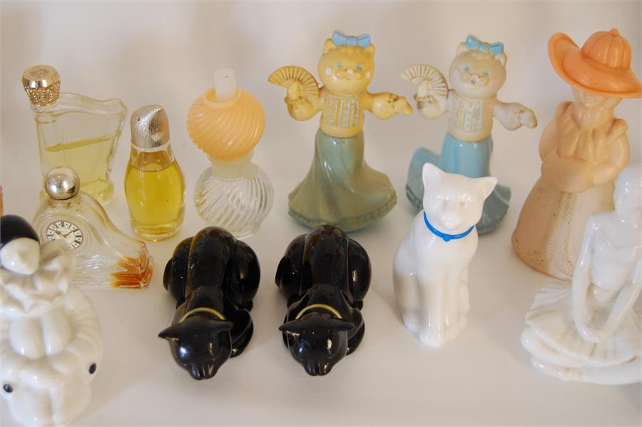 Large Collection of Vintage AVON Perfume and Aftershave Bottles (28) - Image 4 of 4