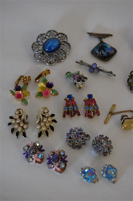 Miscellaneous Costume Jewelry including Brooches and Earrings - Image 2 of 4