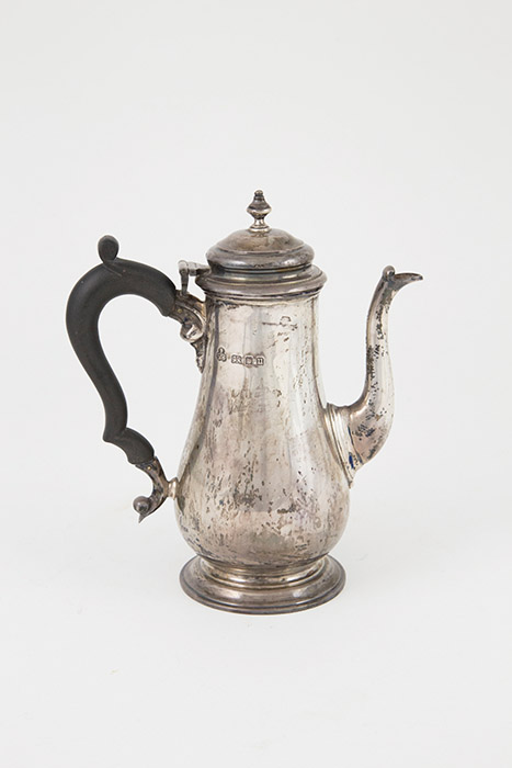 Geo V S/S Coffee Pot Queen Anne design of plain baluster form with urn shape finial and ebonised