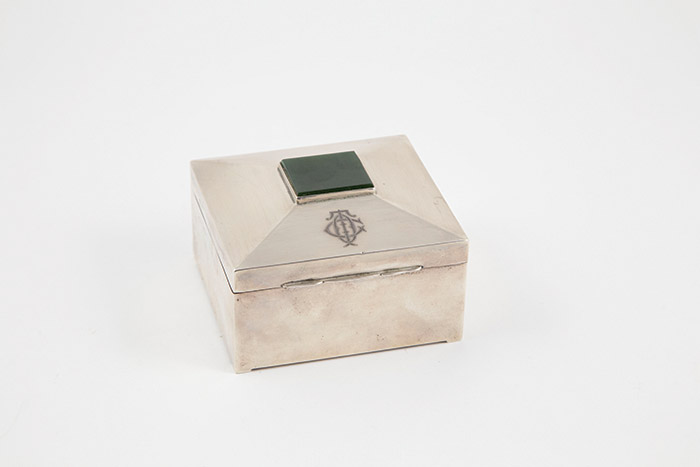 Geo V S/S Cigarette Box square shape, the hinged lid inset with a dark green agate panel, engraved
