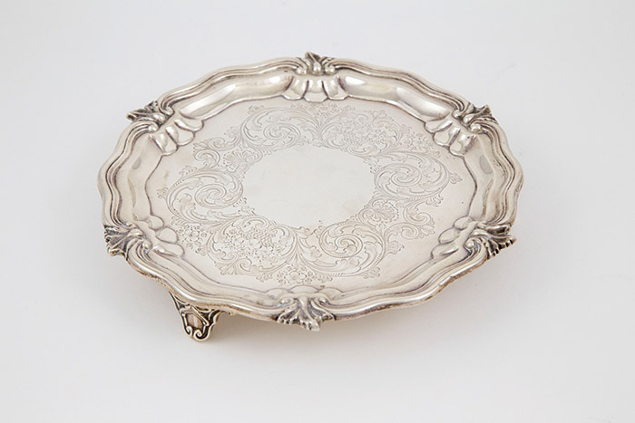 Edw VII S/S Card Tray circular with scroll and leaf cast rim on three stylised scroll feet, wide