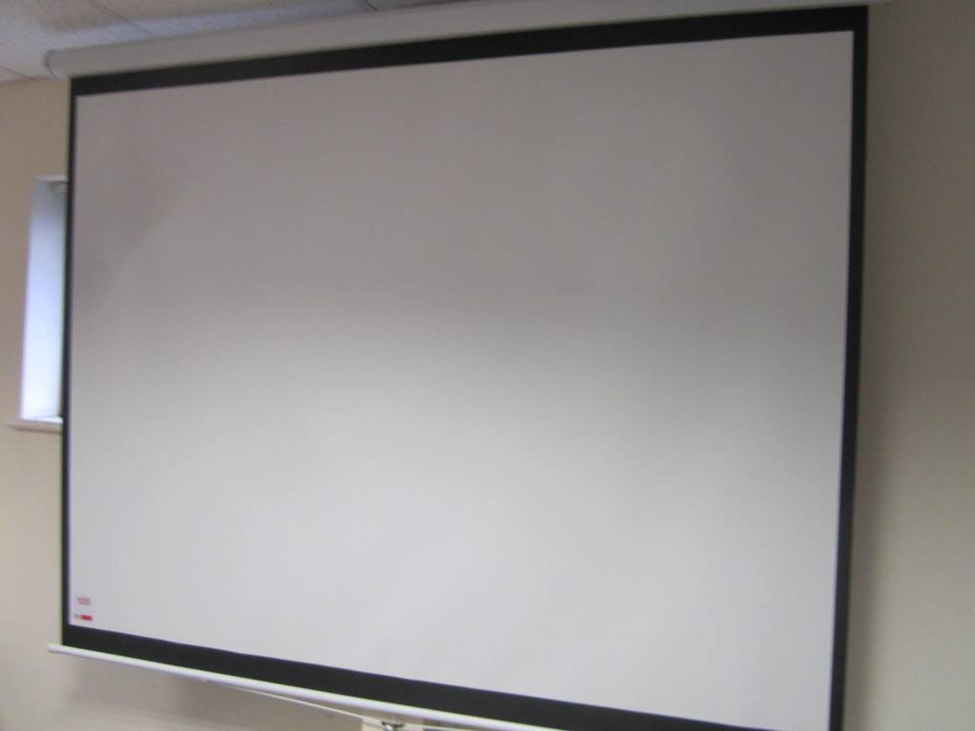 Roller type projector display screen