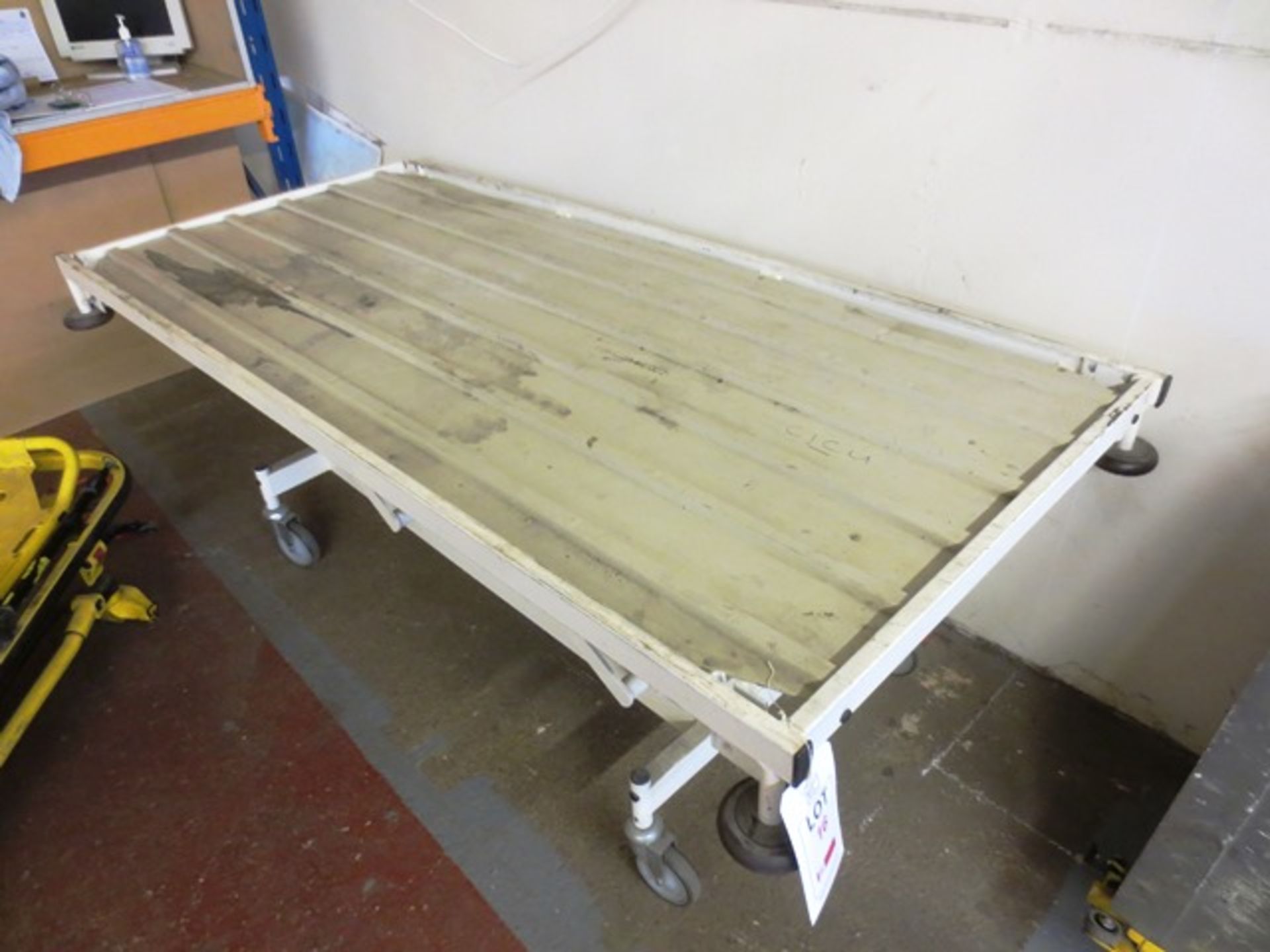 Mobile, hydraulically adjustable bed/stretcher, approx 900 x 2000mm (Please note: NB: This item