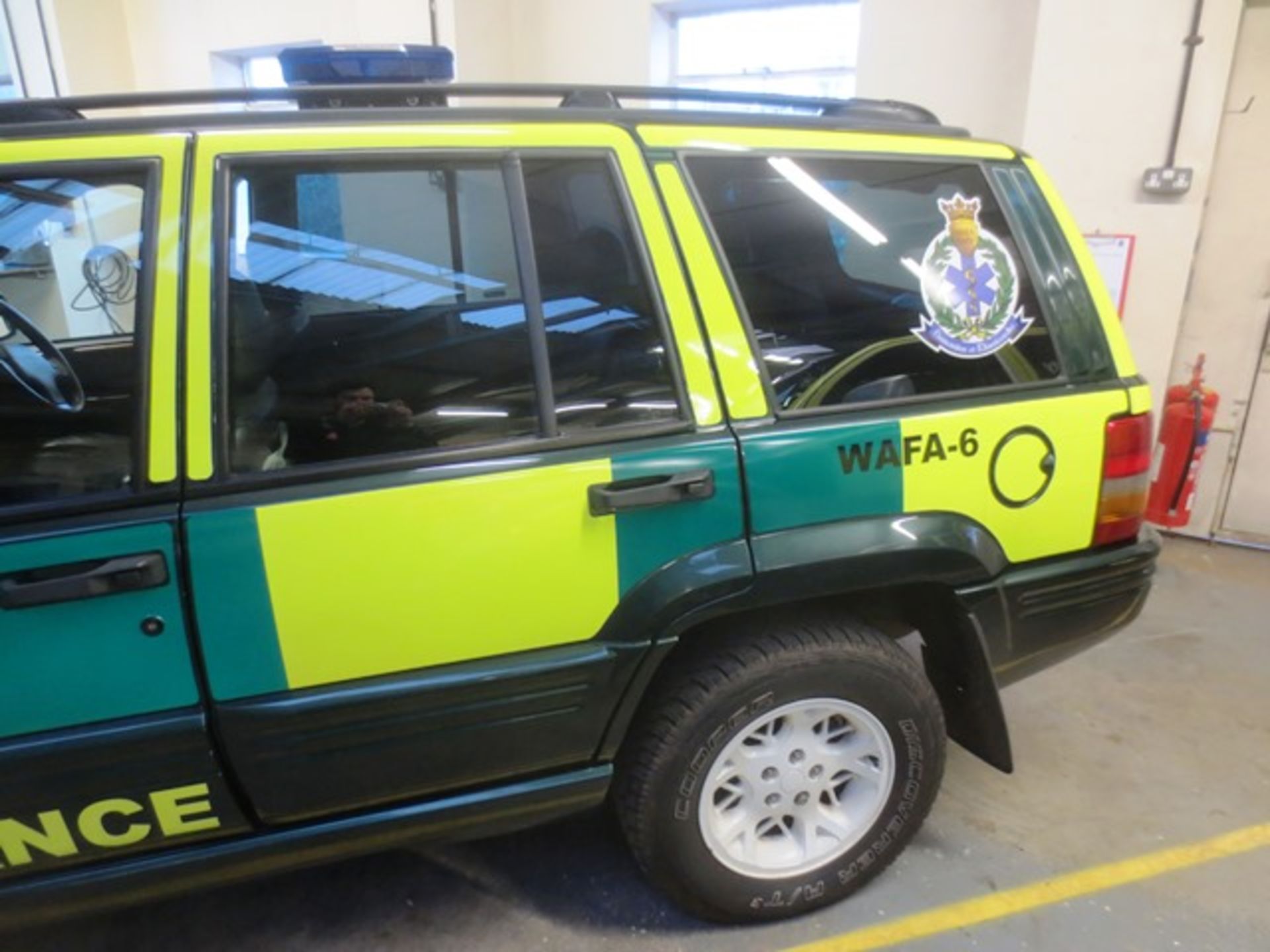 Jeep Grand Cherokee Orvis 4x4, petrol, automatic, casualty recovery vehicle, reg no: R89 WFJ, MOT: - Image 5 of 10