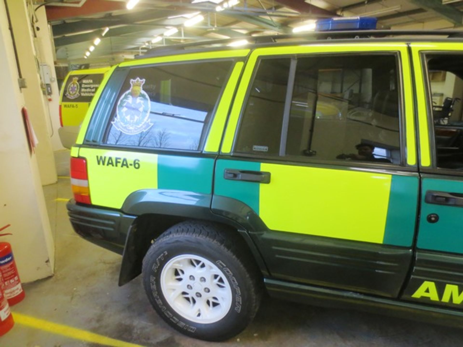 Jeep Grand Cherokee Orvis 4x4, petrol, automatic, casualty recovery vehicle, reg no: R89 WFJ, MOT: - Image 4 of 10