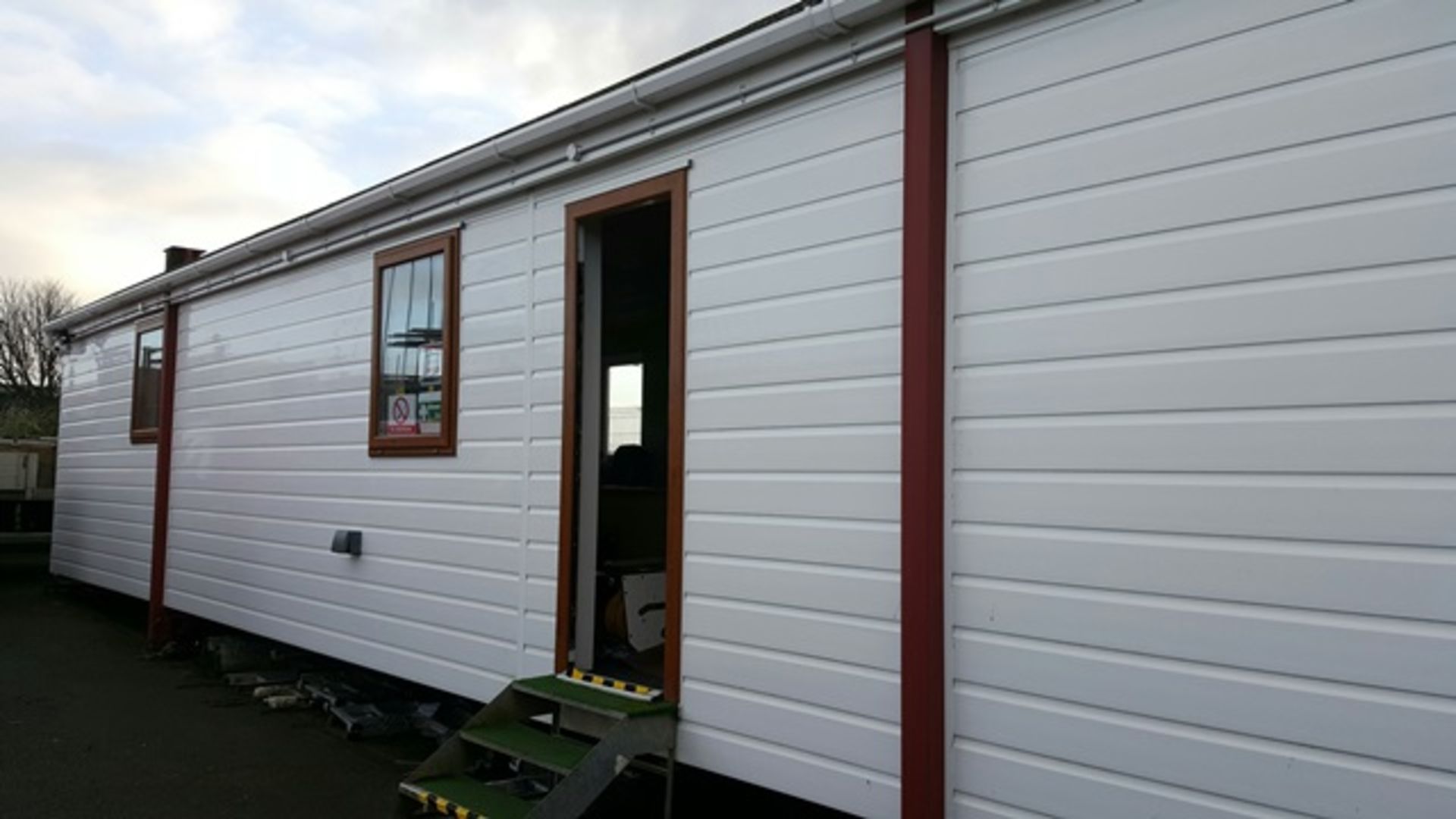 Plastic cladded jack leg site office, approx 14m x 3.5m,10 recently fitted PVC windows, Fitted black - Image 4 of 7