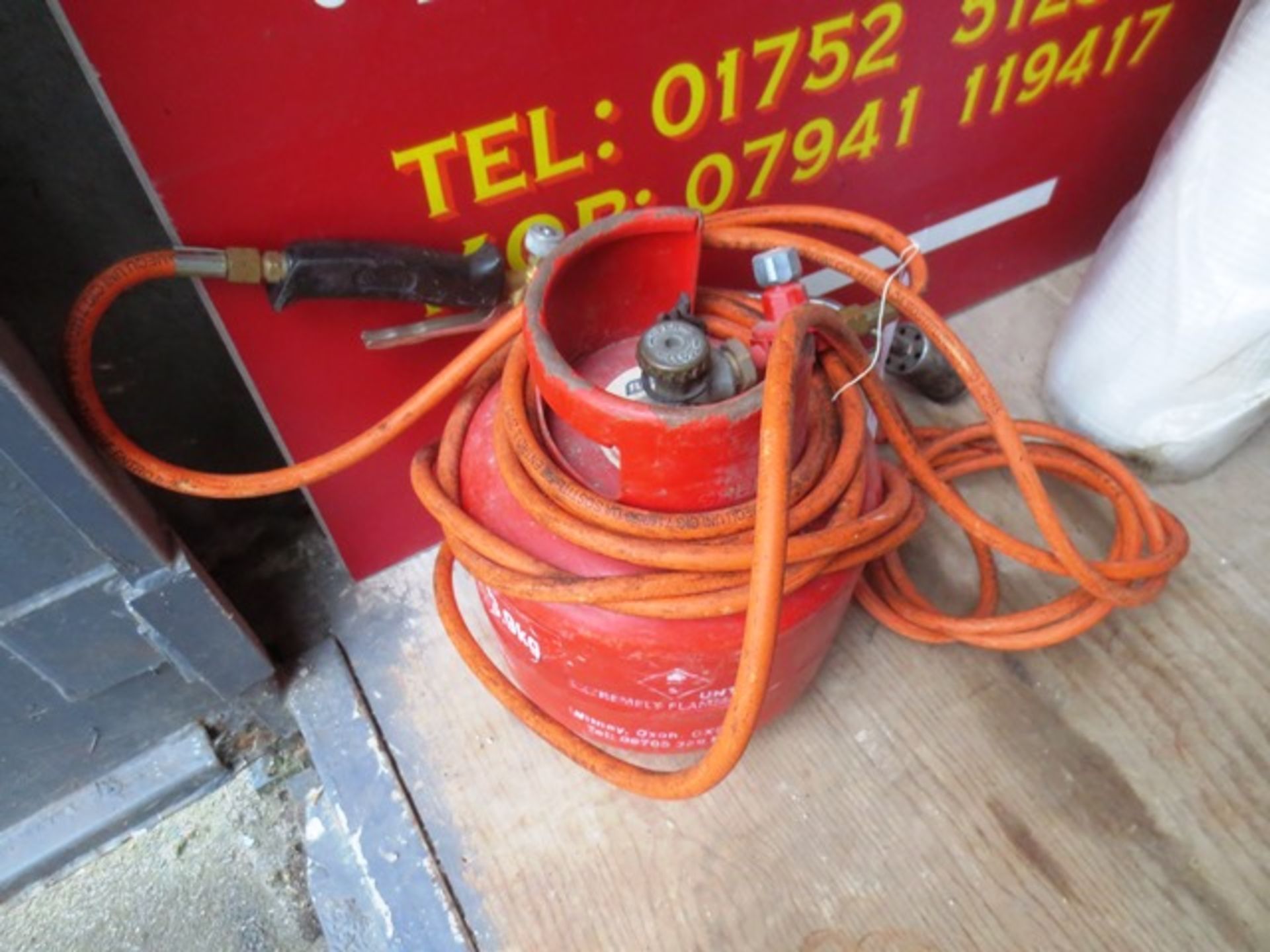 Manual blow torch, hose and regulator (gas bottle excluded)